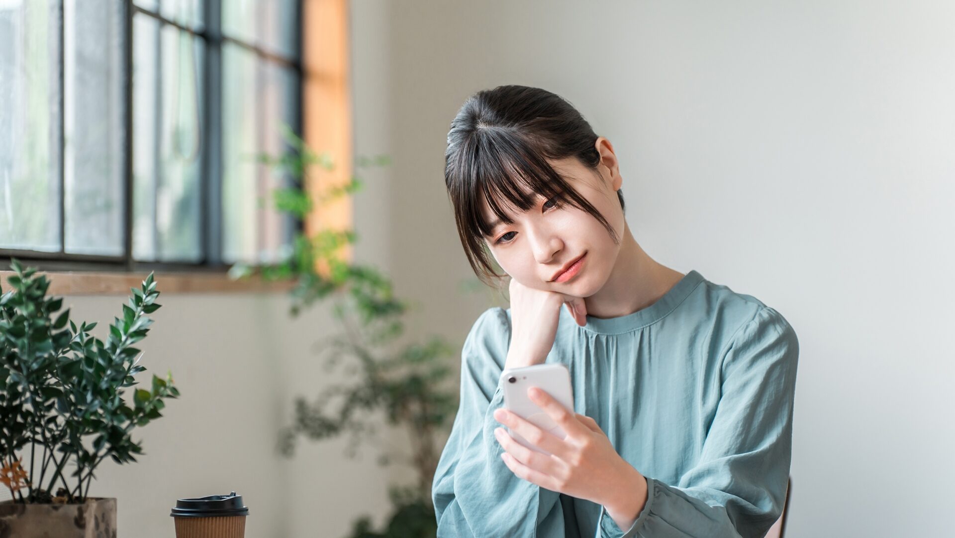 悩んでいる女性