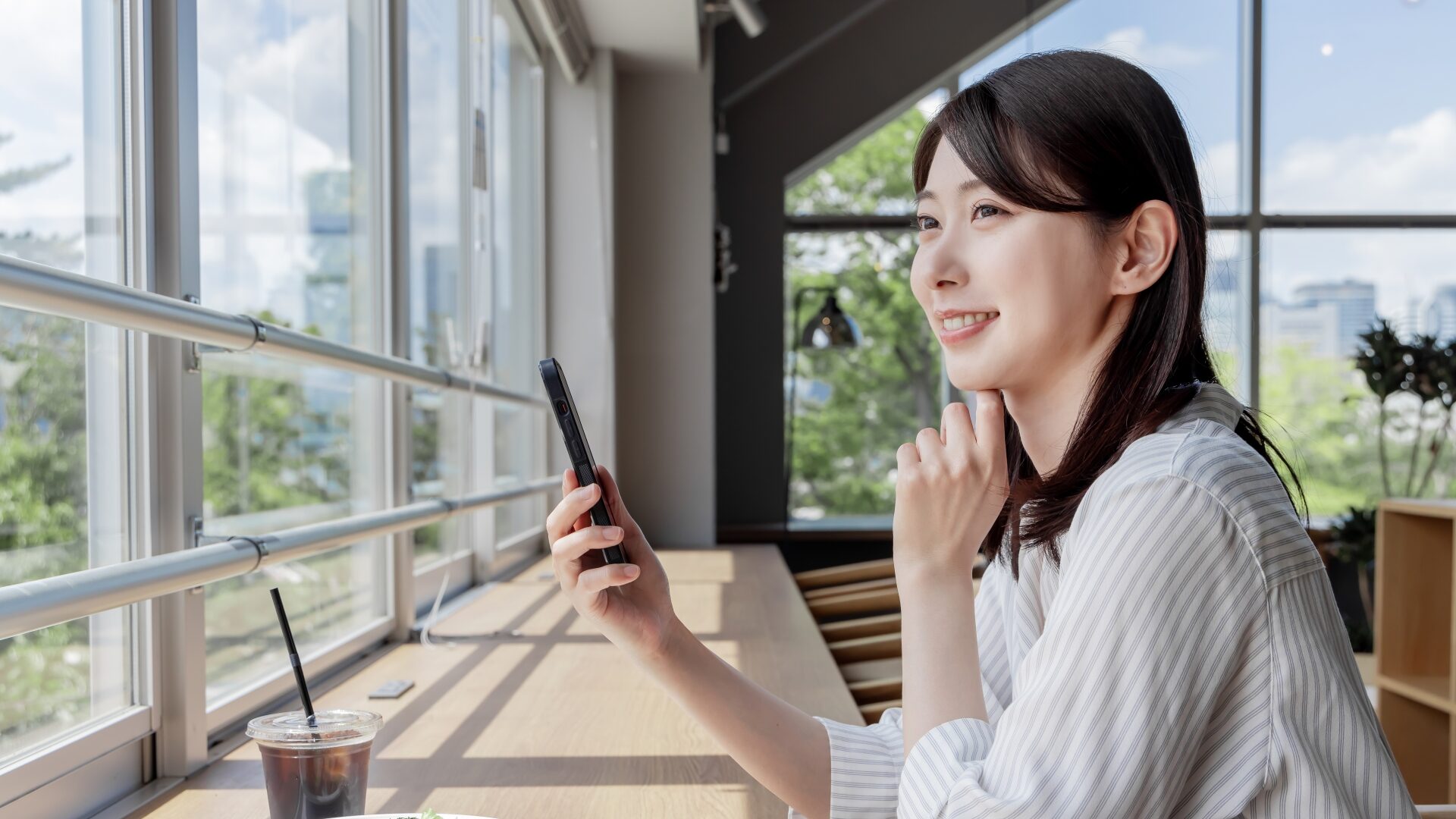 カフェ　女性①